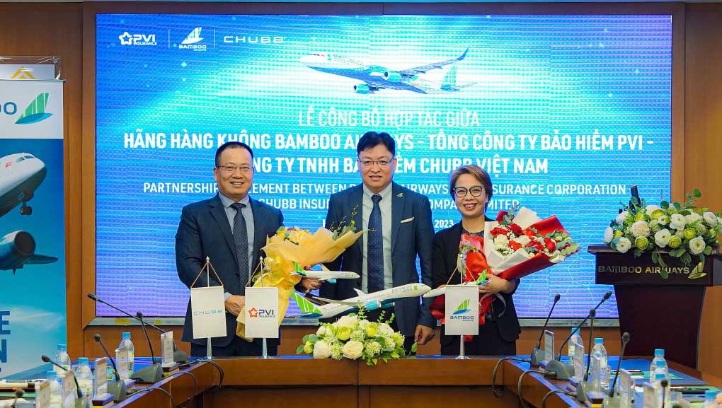 Đại diện Bamboo Airways, Bảo hiểm PVI và Chubb Việt Nam trong lễ công bố hợp tác phát triển sản phẩm bảo hiểm du lịch tại Hà Nội, hôm 15/8